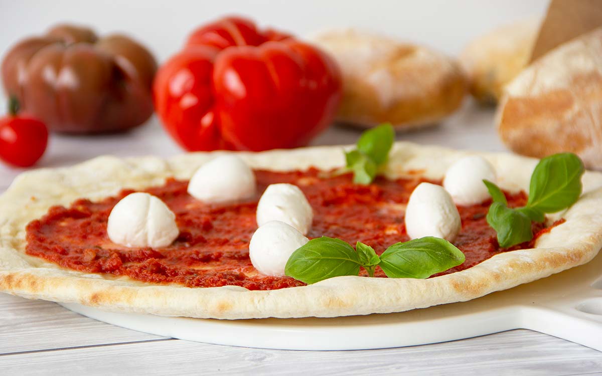 Pizza med tomatsaus og mozzarella.
