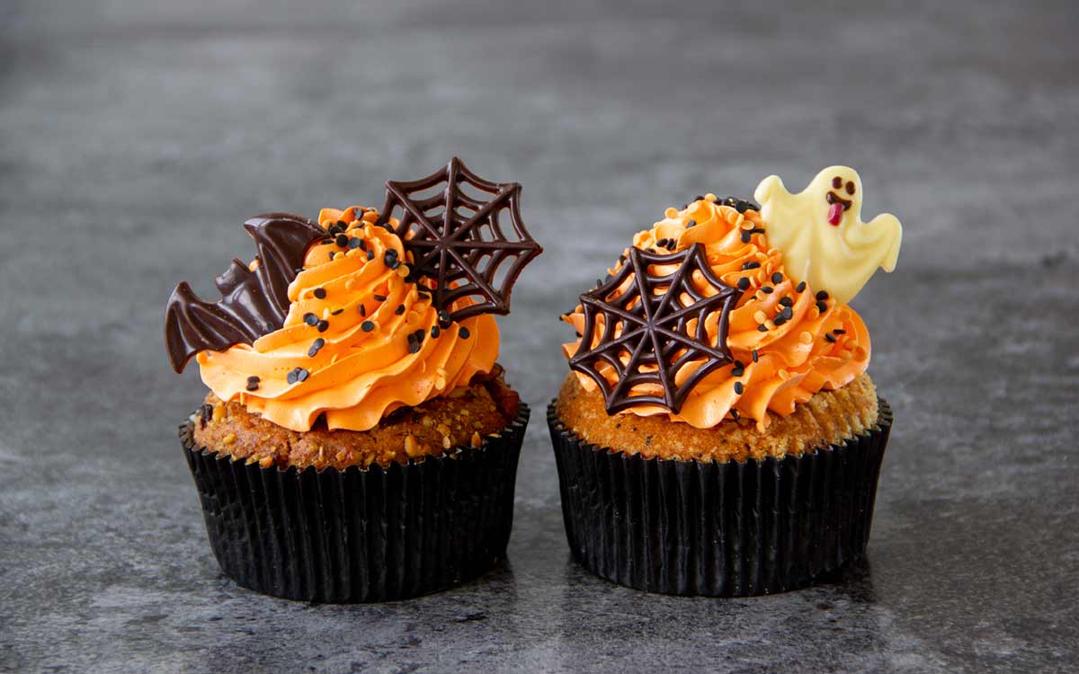 Halloween muffins med oransje krem.