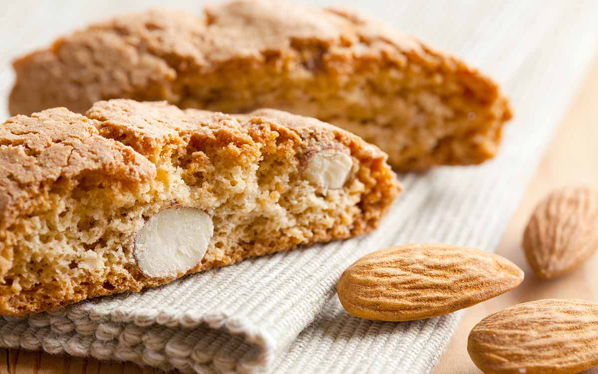 Nystekte italienske biscotti med mandler.