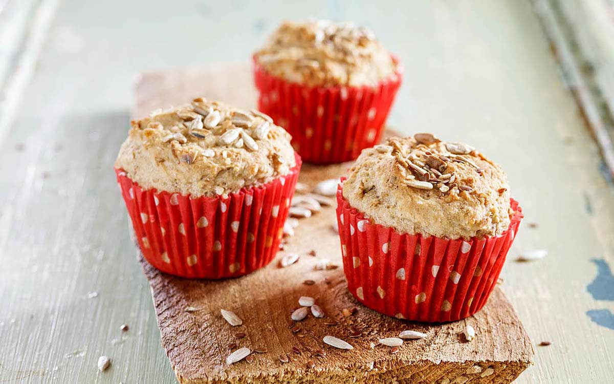 Glutenfrie grove muffins i rød muffinsformer.