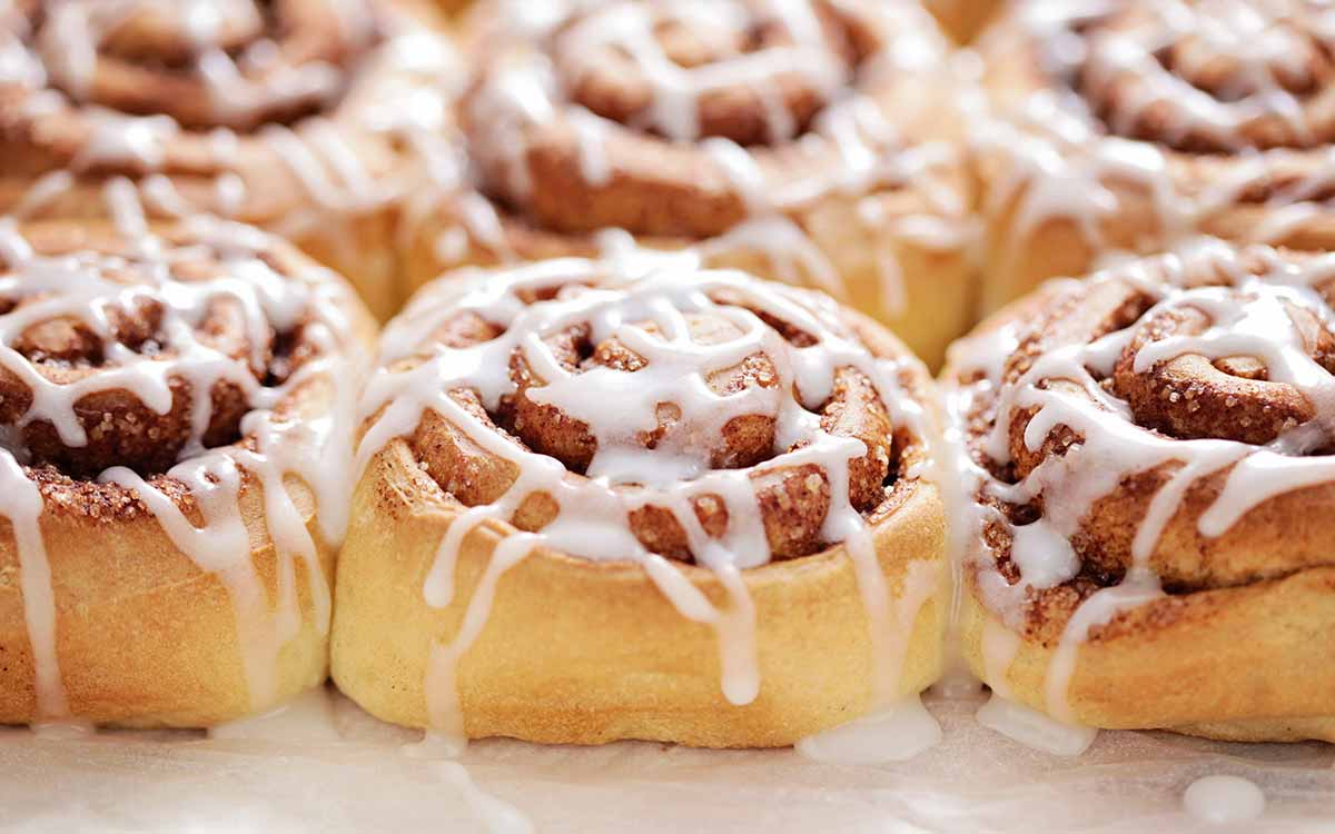 Kanelsnurrer eller kanelboller med melisglasur