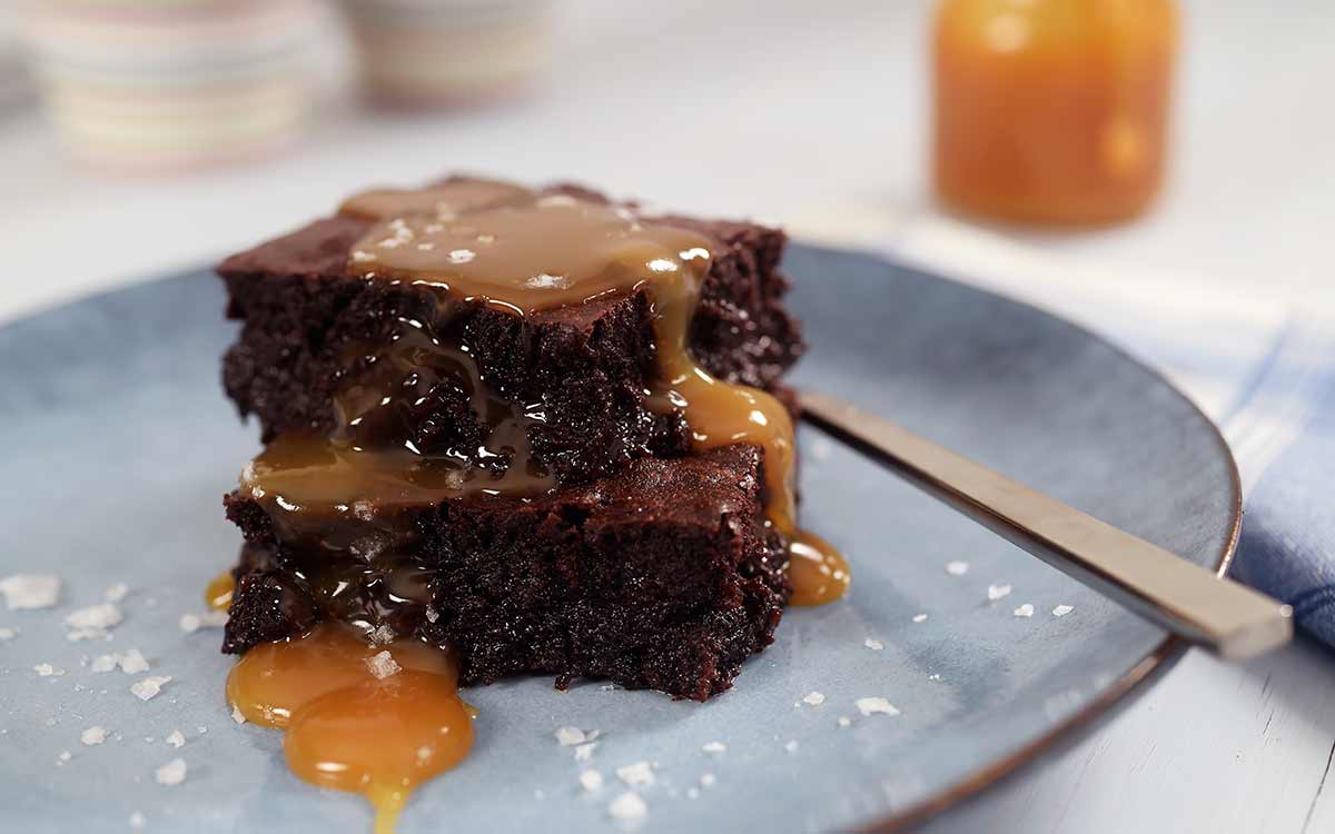 Brownies i langpanne med salt karamellsaus.