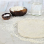 Glutenfri pizzabunn som et deigemne.