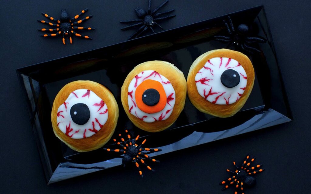 Halloween-boller laget som blodige øyer.