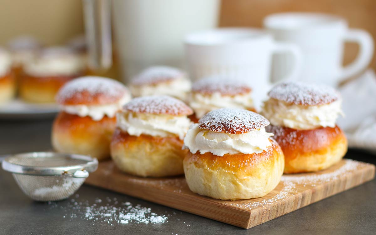 Fastelavnsboller oppskrift - nystekte fastelavnsboller med krem.