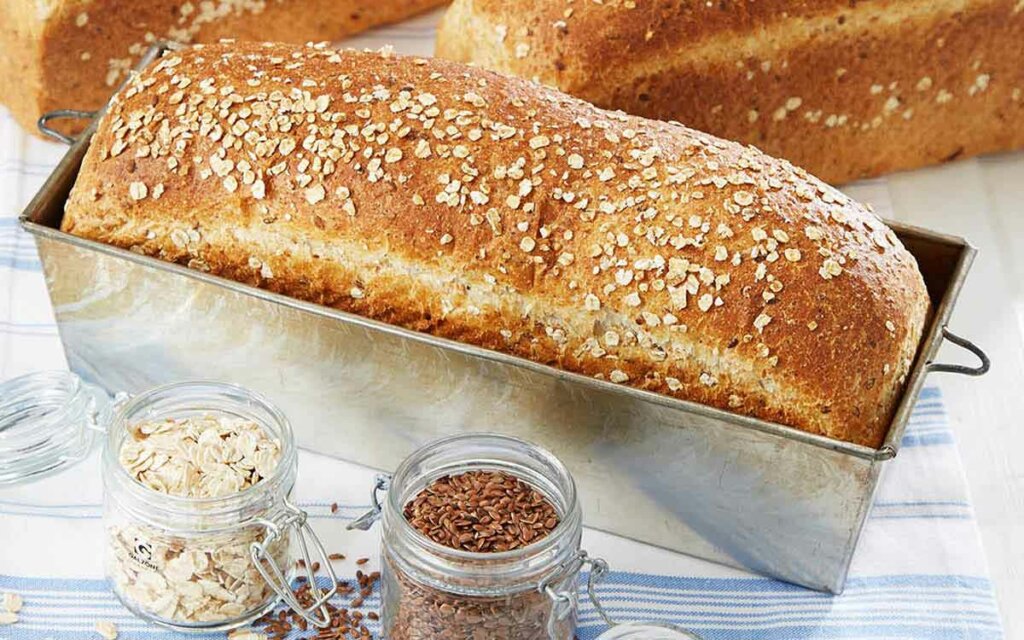 Nystekt frokostbrød i en brødform.