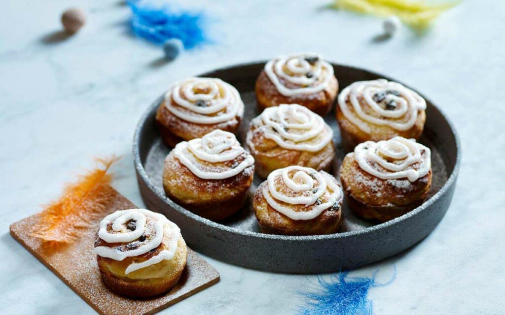 Glutenfrie boller med melis på toppen.