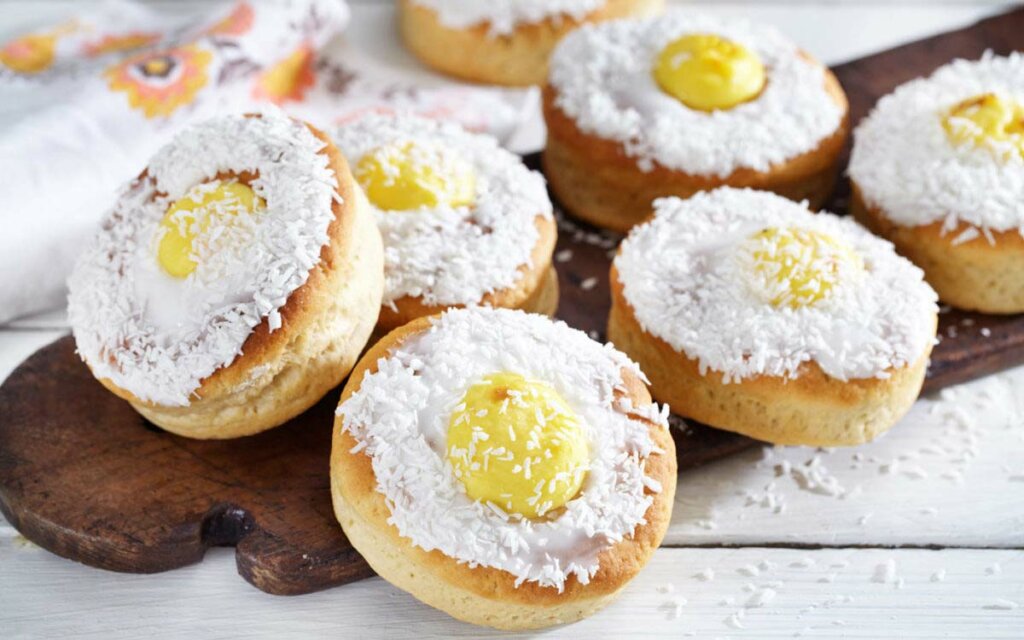 Glutenfrie skoleboller med vaniljekrem og kokos.