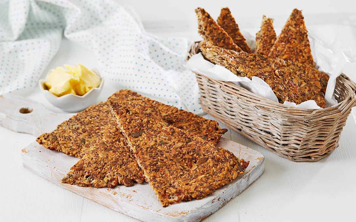 Glutenfritt lavkarbobrød i en hvit kurv.