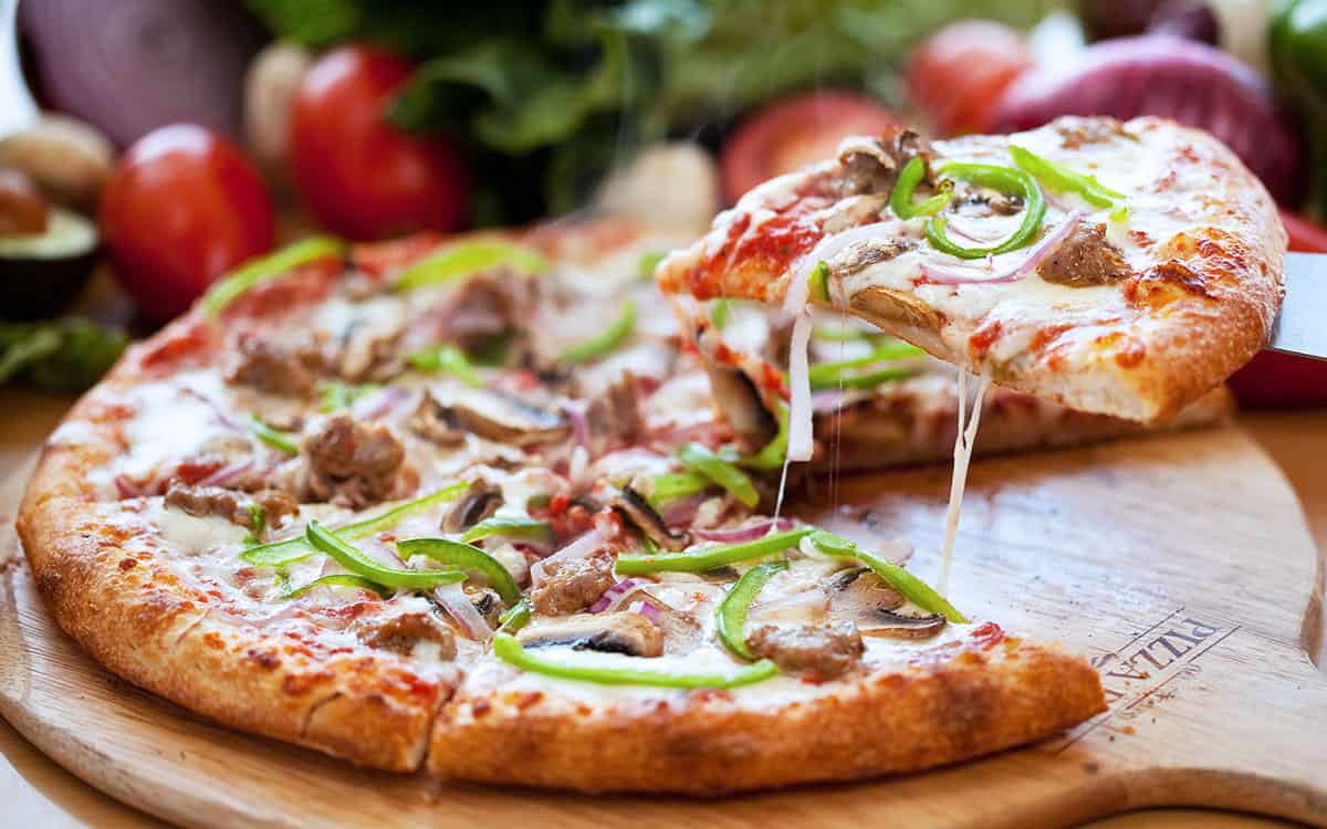 Nystekt pizza med grov pizzabunn.