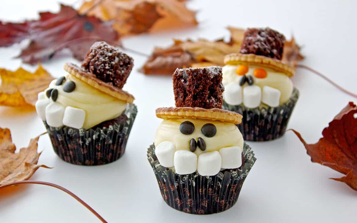 Halloween muffins som spøkelser med hatt.