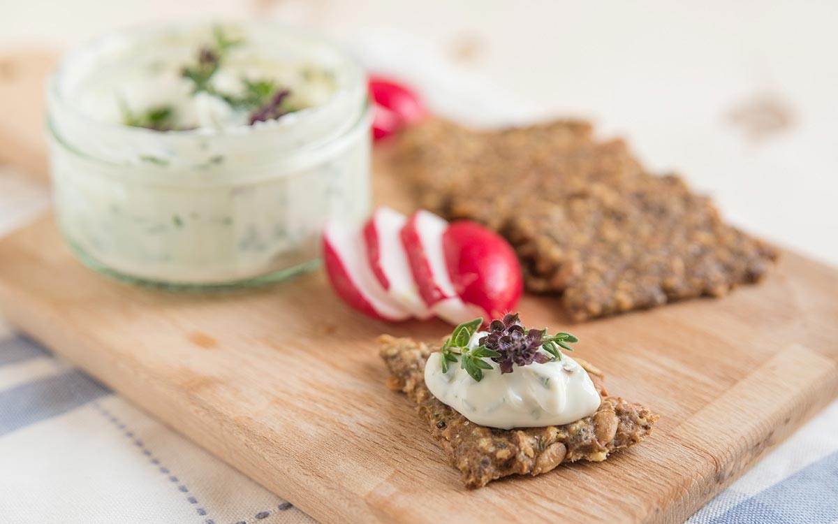 Hjemmebakte knekkebrød uten surdeig og mel.