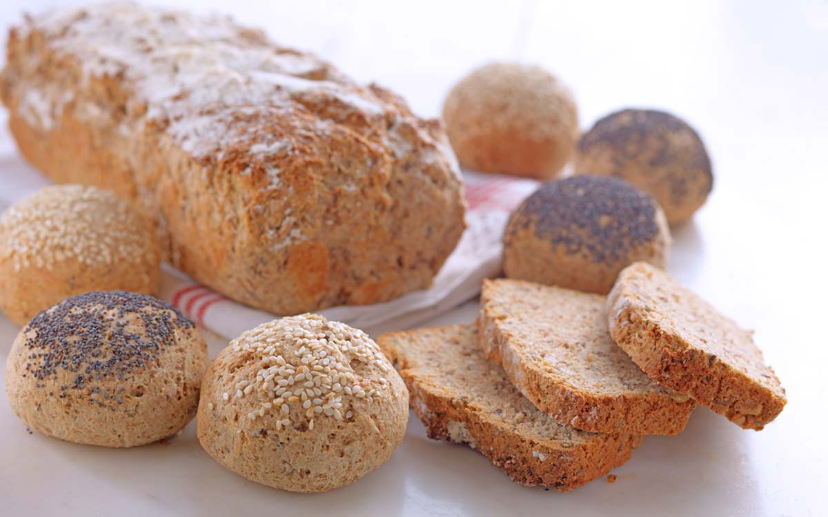 Bakerens hemmelighet - nystekte brød og rundstykker bakt med bakehjelpemidler.