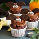 Sjokolademuffins med krem laget som flaggermus muffins.