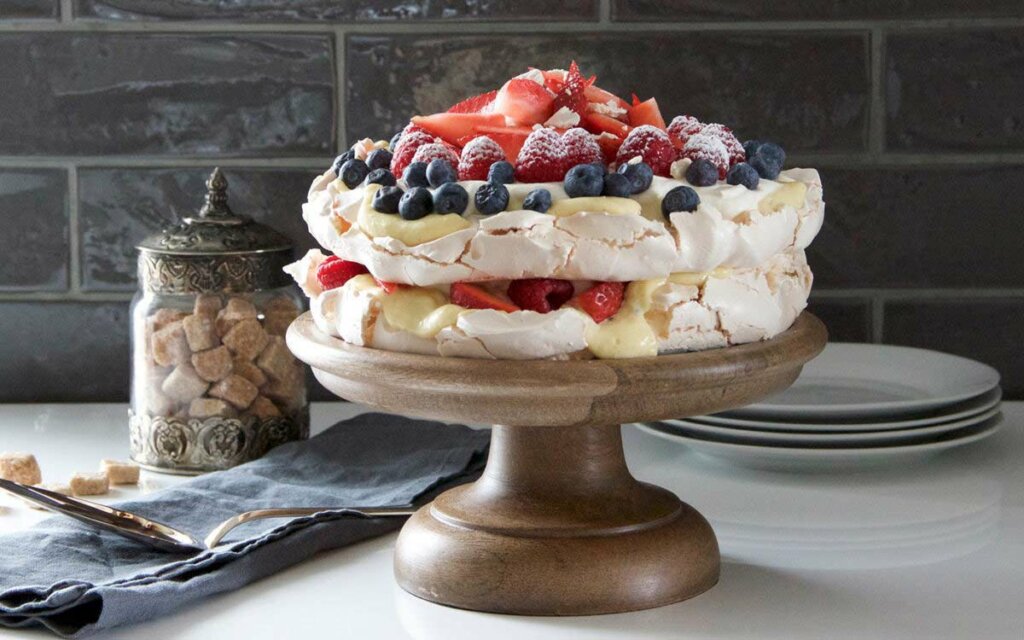 Pavlova kake med vaniljekrem og friske bær.