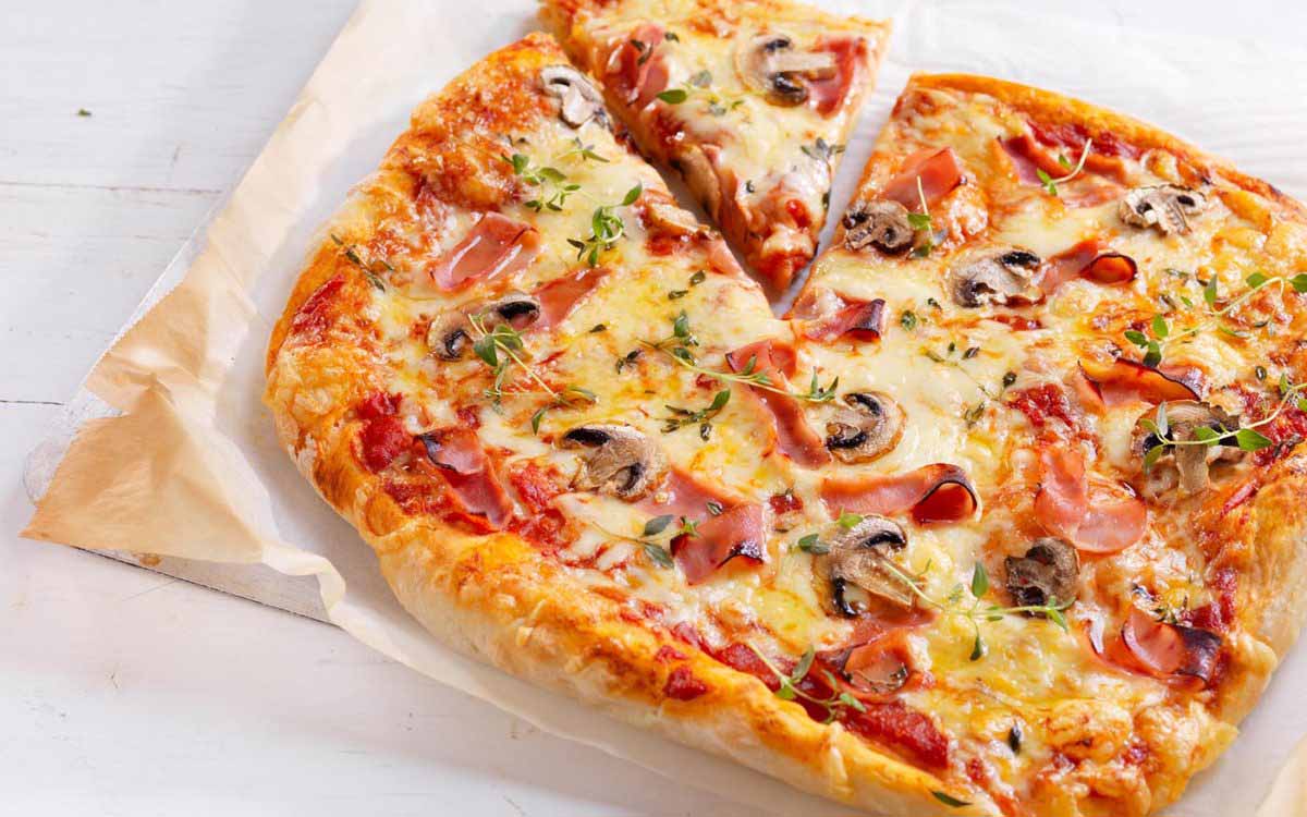 Nystekt pizza med hjemmelaget pizzasaus.