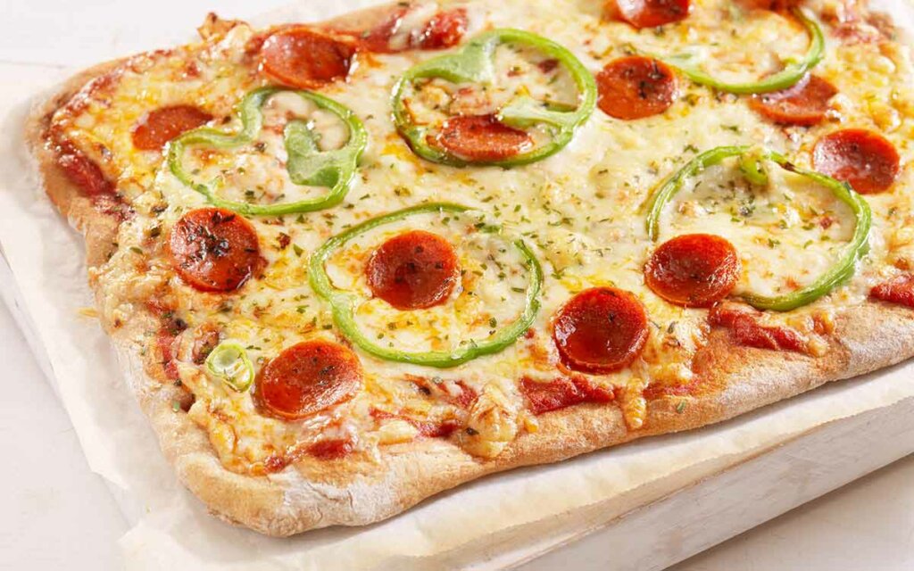 Hjemmebakt pizza med pepperoni og grønn paprika.