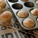 Rundstykker med søtpotet bakt i muffinsform av aluminium.