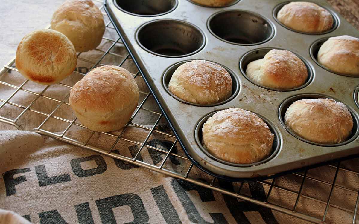 Rundstykker med søtpotet bakt i muffinsform av aluminium.