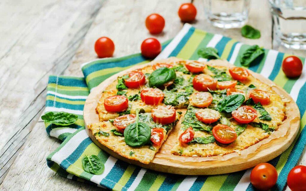 Sunn pizza med blomkål bunn og cherrytomater.