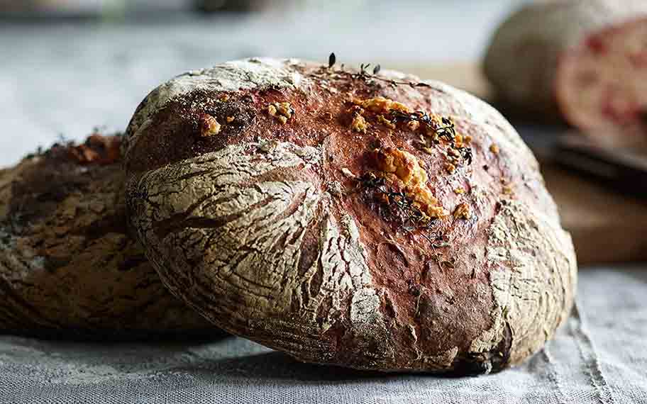 Surdeigsbrød med geitost og timian.