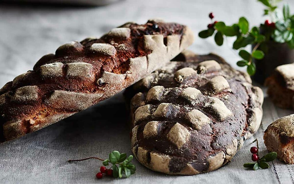 Surdeigsbrød med rug og tyttebær.