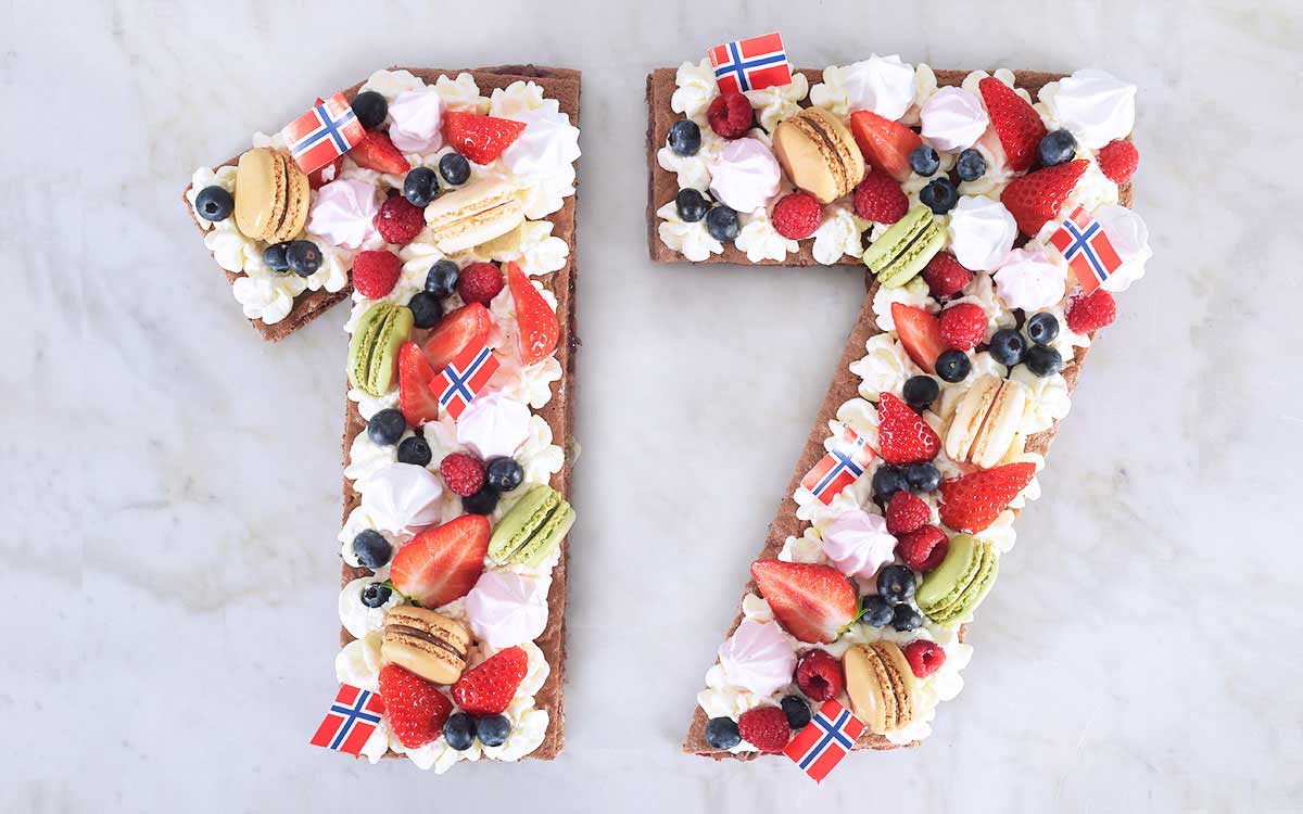 Tallkake 17 med friske bær, makroner og norske flagg.