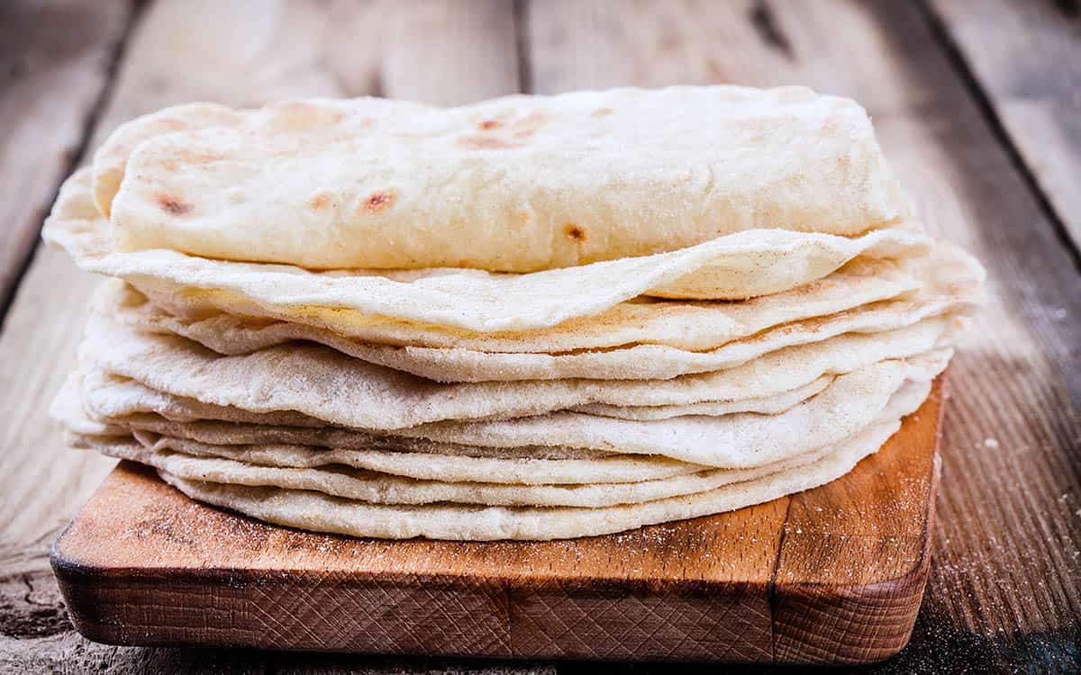 Tortilla lefser stablet oppå hverandre.