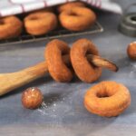 Nystekte glutenfrie smultringer.