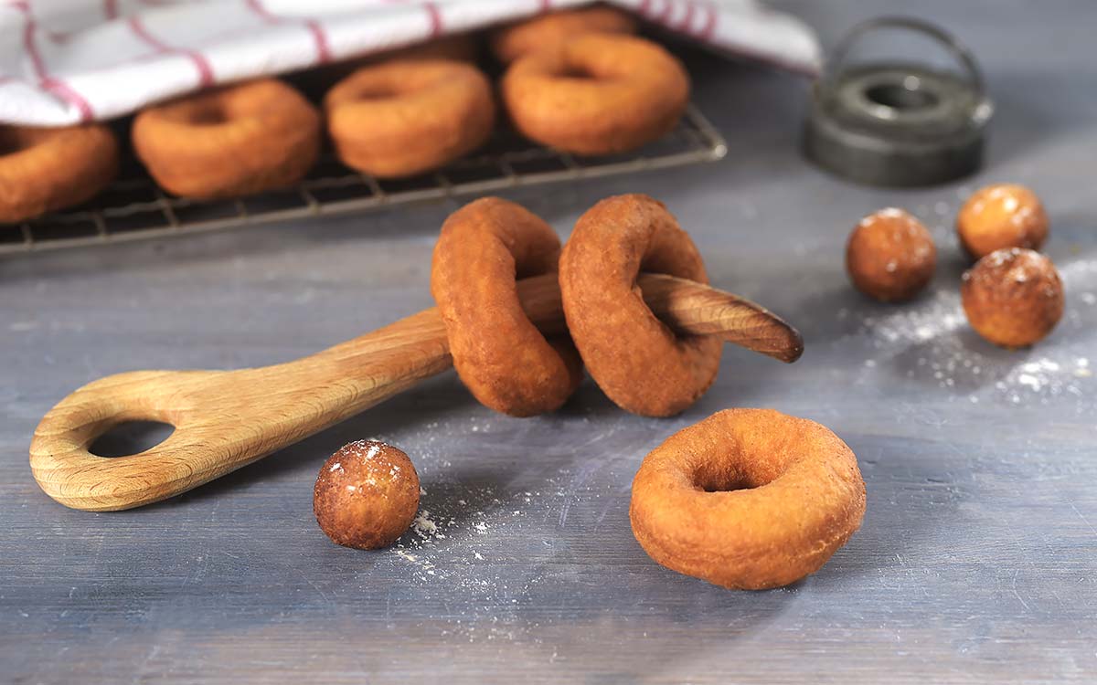 Nystekte glutenfrie smultringer.