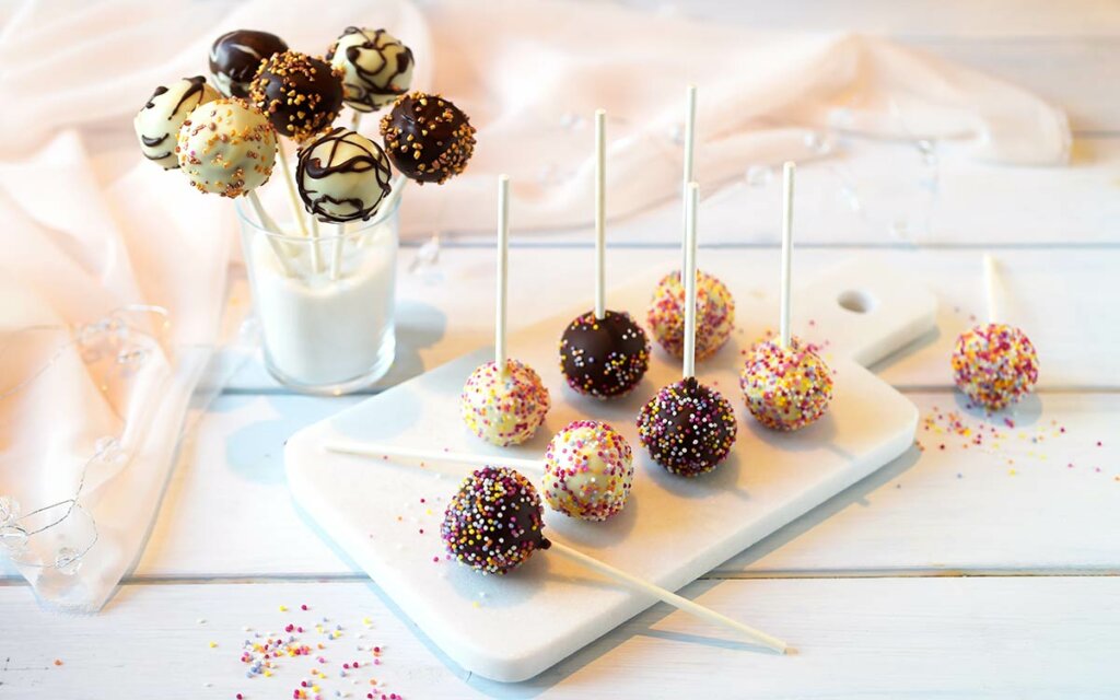 Popcakes med sjokoladetrekk på pinner.