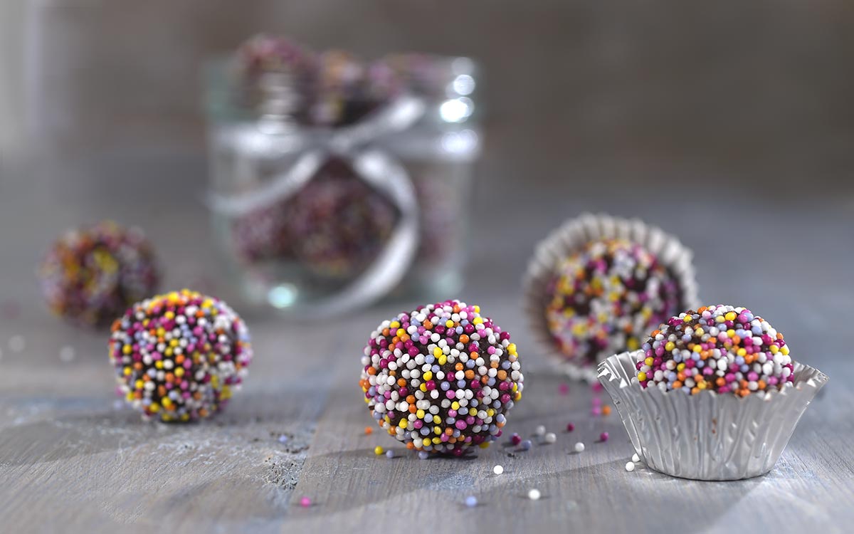 Punsjboller med kakepynt i små muffinsformer.