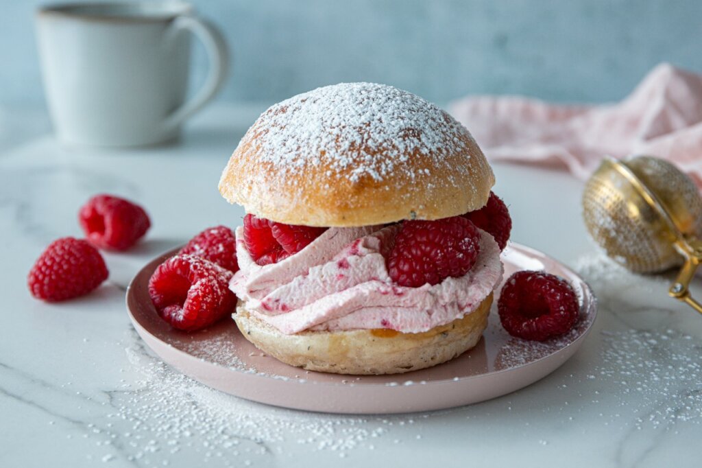 Fastelavnsboller med bringebærkrem