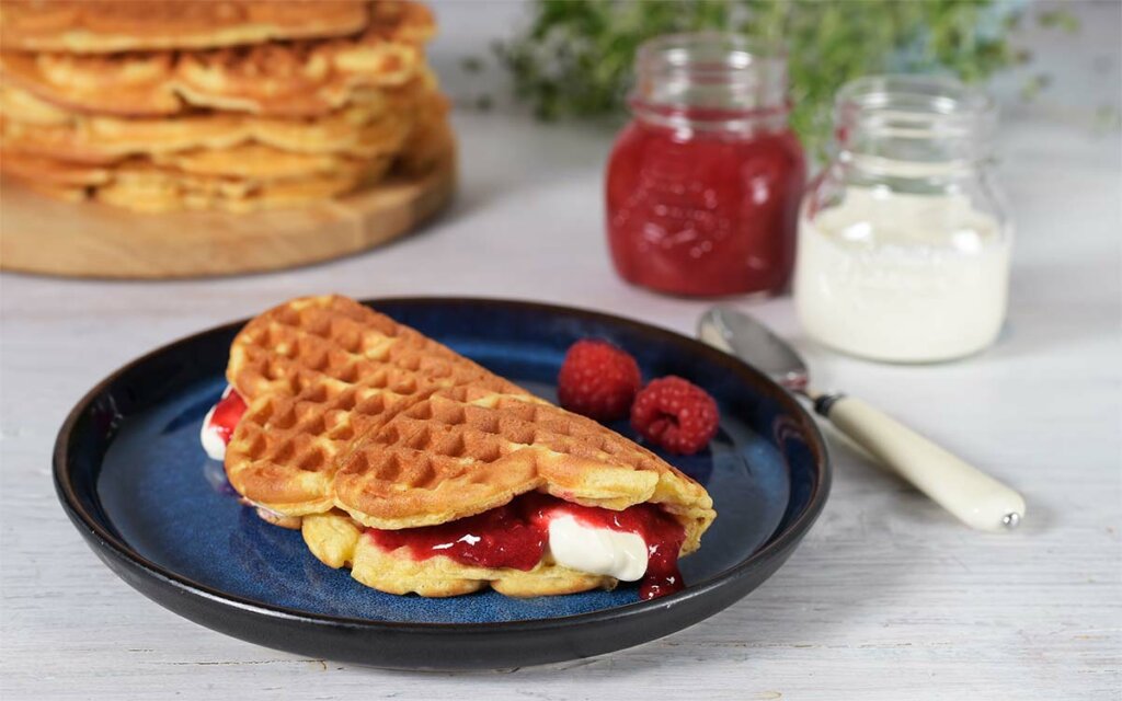 Nystekte glutenfri vafler på en tallerken.