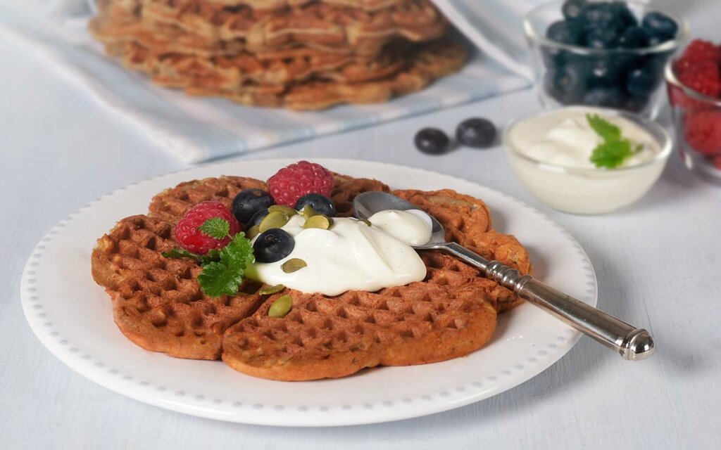 Nystekte grove vafler glutenfri på en tallerken.