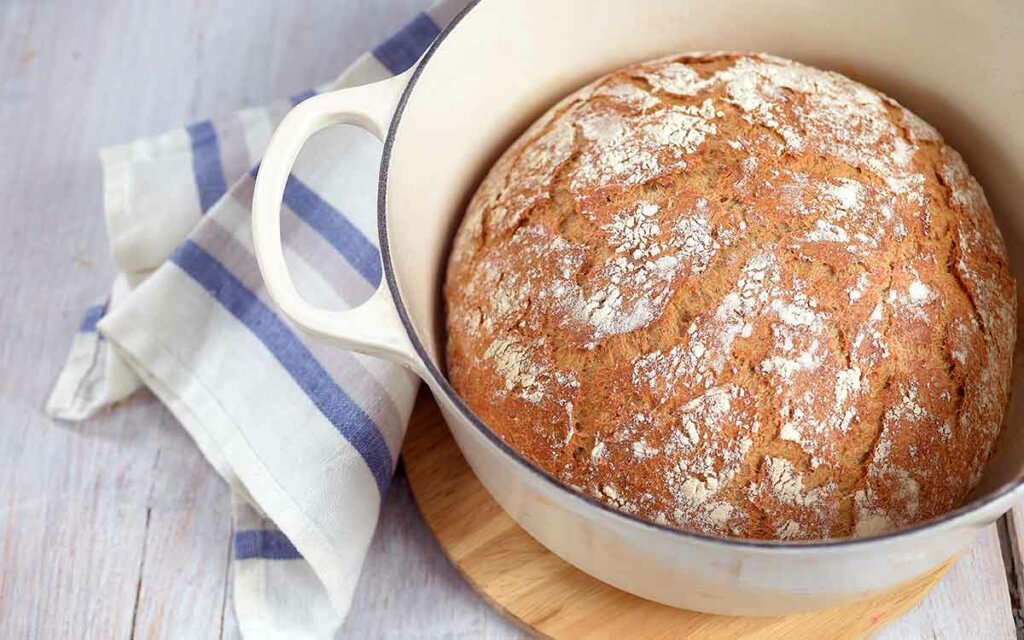 Eltefritt grytebrød i en jerngryte.