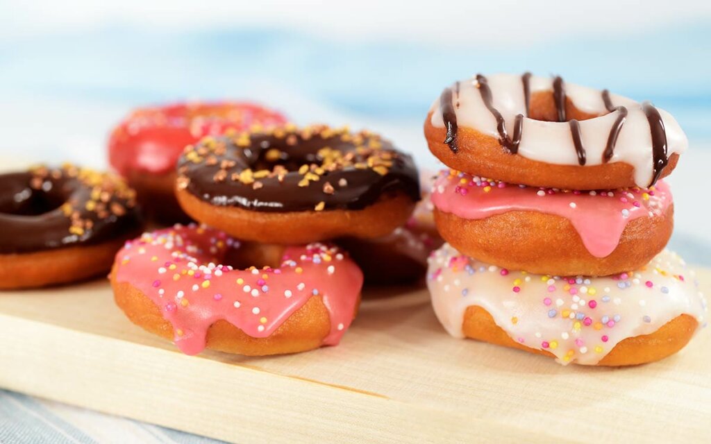 Donuts med melisglasur på en fjøl.