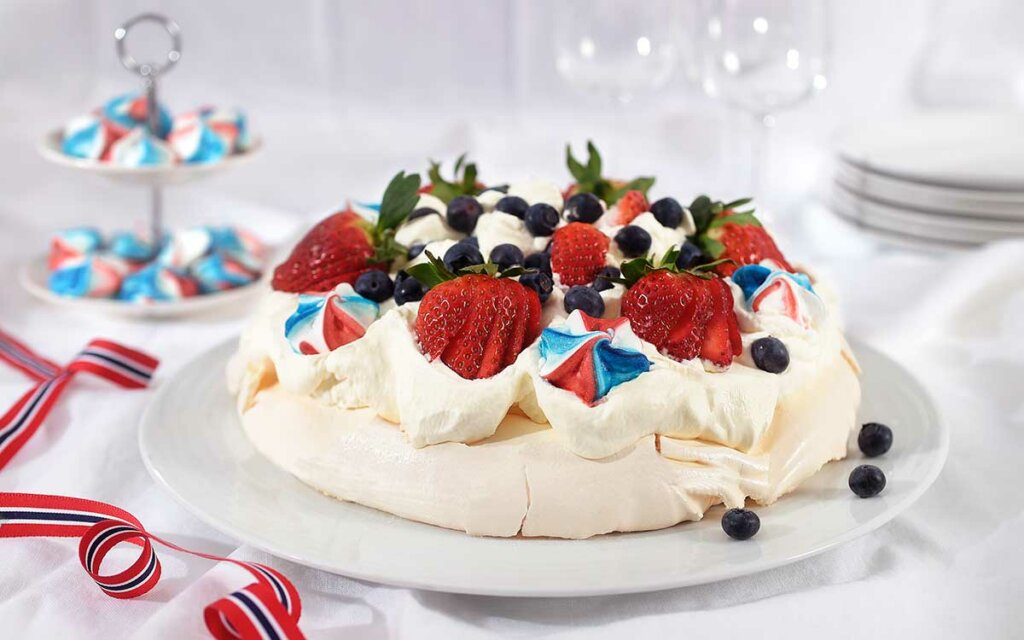 Pavlova med krem og friske bær