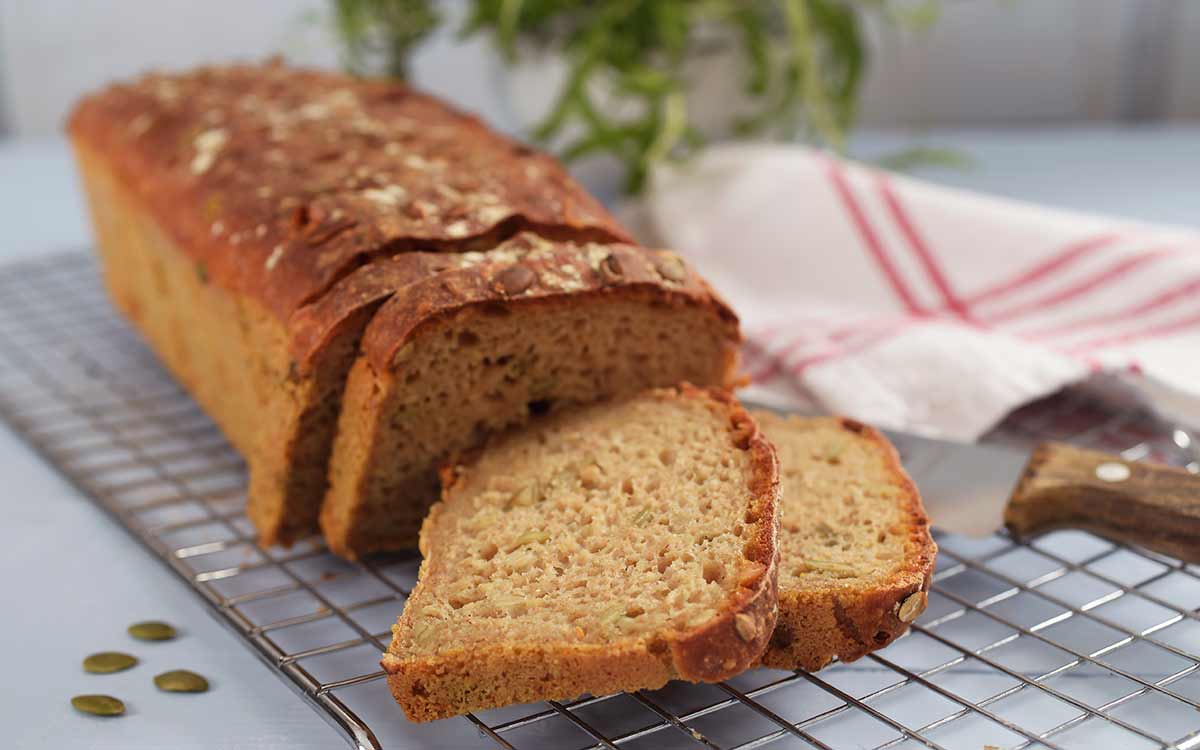 Speltbrød med chiafrø oppskåret i skiver på en bakerist.