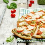 PIzza med pesto og tomater.