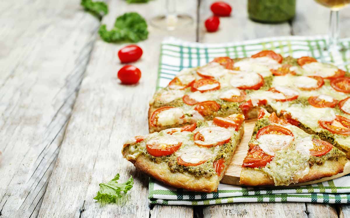 PIzza med pesto og tomater.