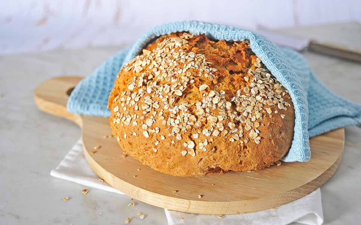 Brød med natron på en fjøl.