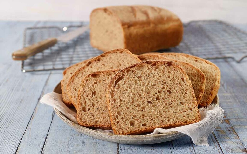 Saftig kneippbrød oppskåret i skiver.