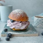 Fastelavnsboller med blåbærkrem