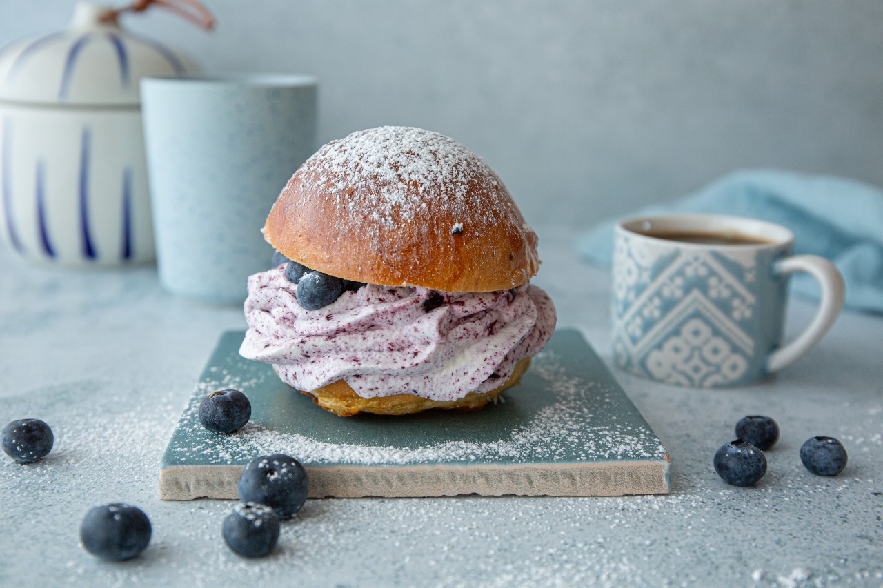 Fastelavnsboller med blåbærkrem