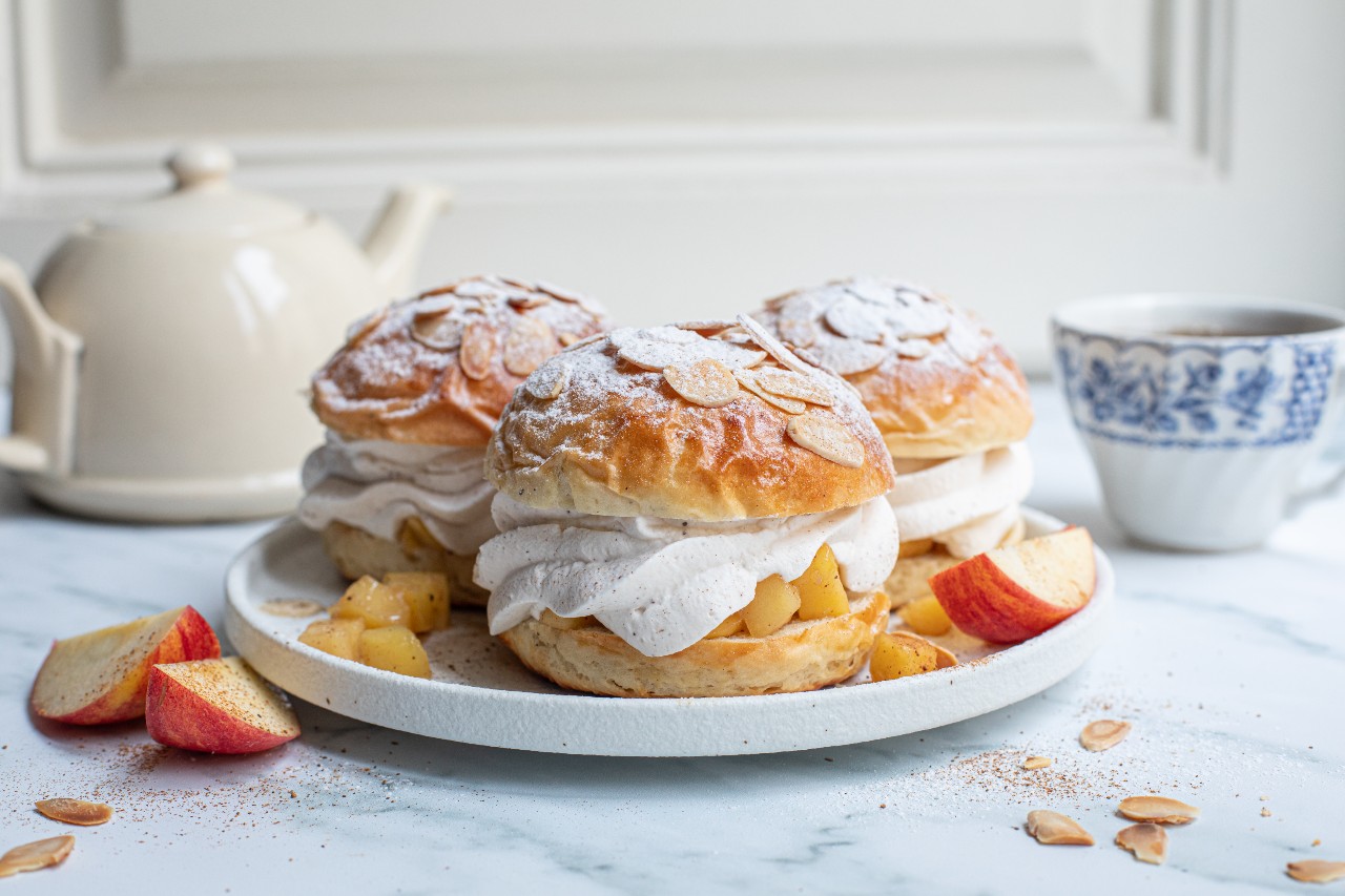 Fastelavnsboller med epler og kanel