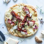Hvit pizza med steinsopp, blåmuggost og bacon