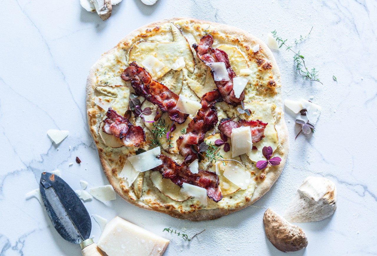 Hvit pizza med steinsopp, blåmuggost og bacon