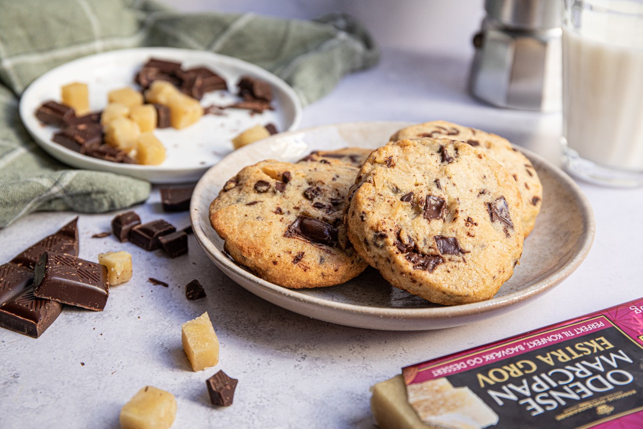 Cookies med marsipan og sjokolade