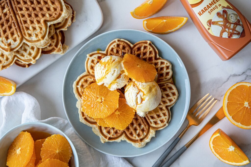 Vafler med appelsiner i karamellsaus